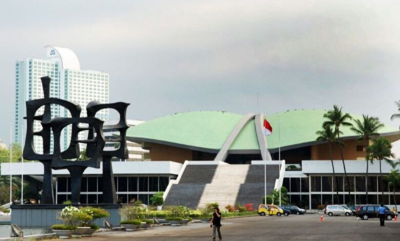 Perbedaan peran kemudian fungsi MPR – DPR pada sistem legislatif Indonesi