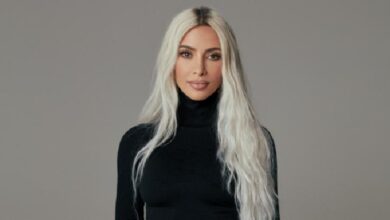 Kim Kardashian Bawa Tim Makeup lalu juga Stylist untuk Foto SIM