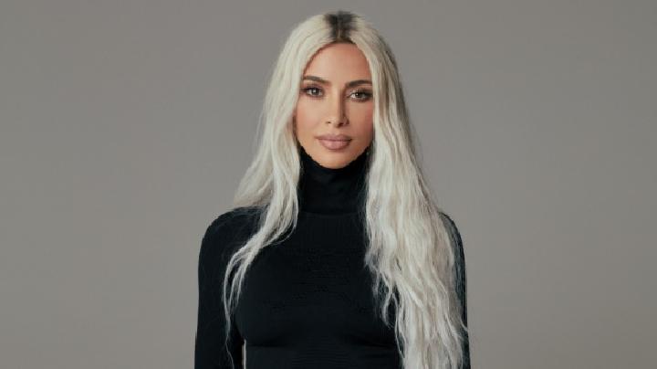 Kim Kardashian Bawa Tim Makeup lalu juga Stylist untuk Foto SIM
