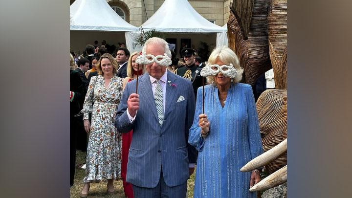 Ratu Camilla kemudian Raja Charles Pakai Topeng Gajah Buatan Desainer India