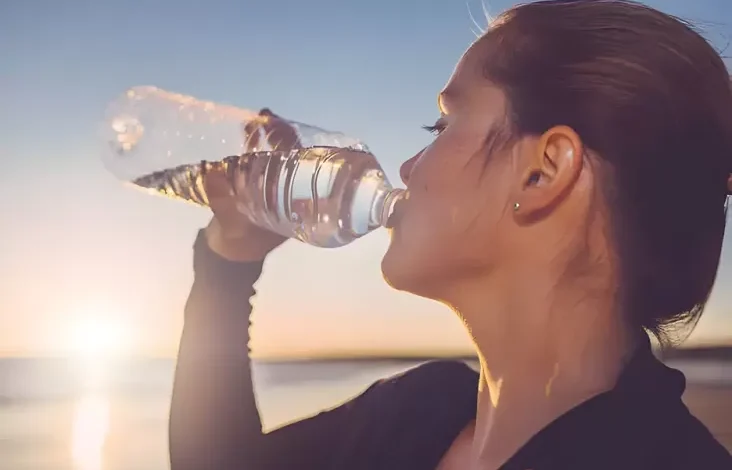 Apakah Kekurangan Minum Air Putih Bisa Menyebabkan Batu Ginjal?