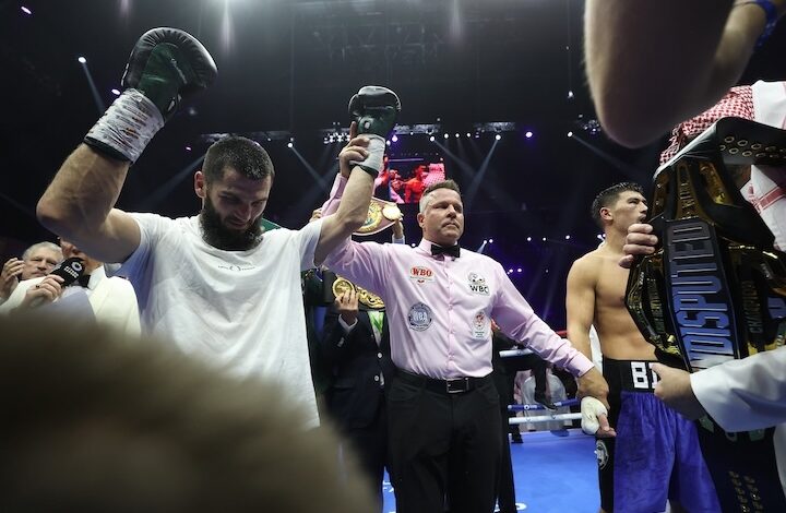 Artur Beterbiev Kecewa Pertarungannya Tapi Kalahkan Dmitry Bivol