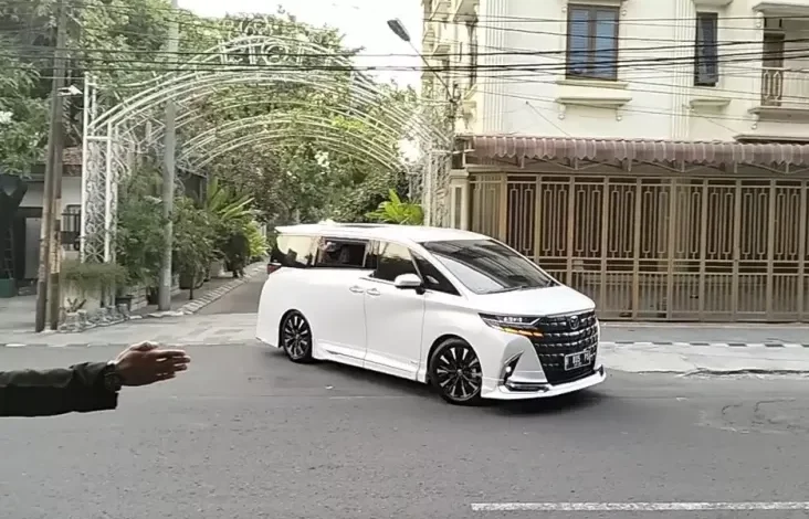 Berjumpa 1,5 Jam, Prabowo Tinggalkan Rumah Jokowi