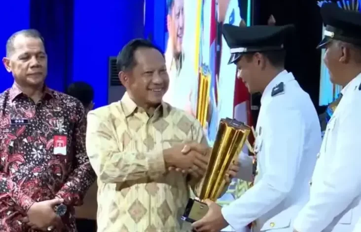 Daftar Desa kemudian juga Kelurahan Terima Penghargaan Kemendagri