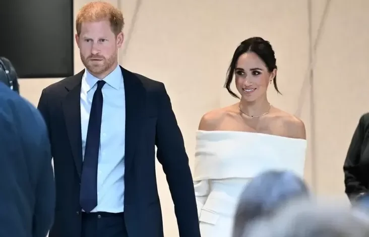 Diisukan Cerai dengan Meghan Markle, Pangeran Harry Sering Menyendiri di dalam area Kafe
