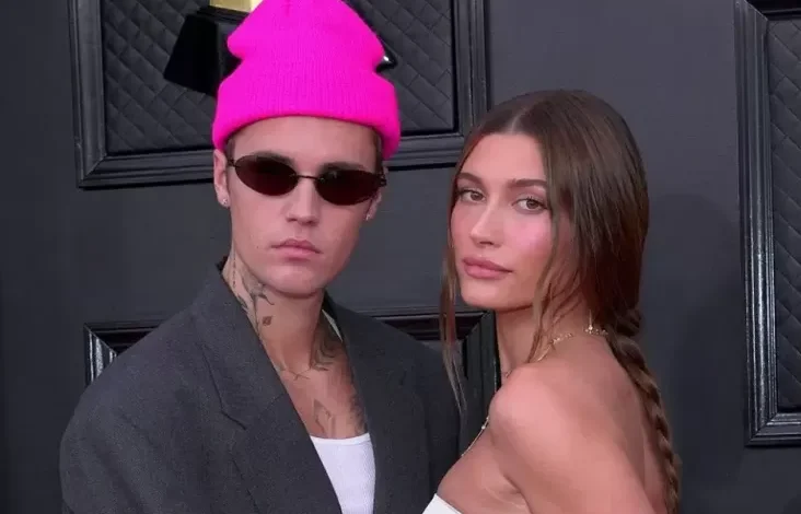 Hailey Bieber Posting Foto Justin Bieber Bertelanjang Dada Sambil Acungkan Jari Tengah, Apa Artinya?