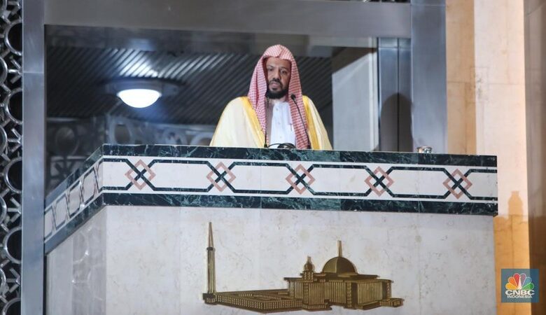 Momen Imam Besar Masjid Nabawi Salat hari terakhir pekan di RI, Beri Pesan Hal ini