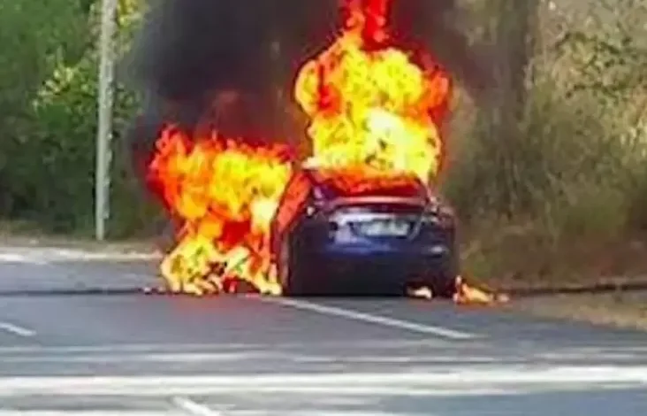 Klaim Aman, Mobil Listrik Tesla Kembali Terbakar