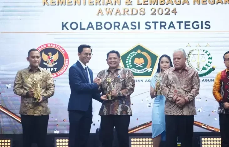 Kolaboratif juga Inovatif, Menag Yaqut Diganjar Penghargaan dari iNews