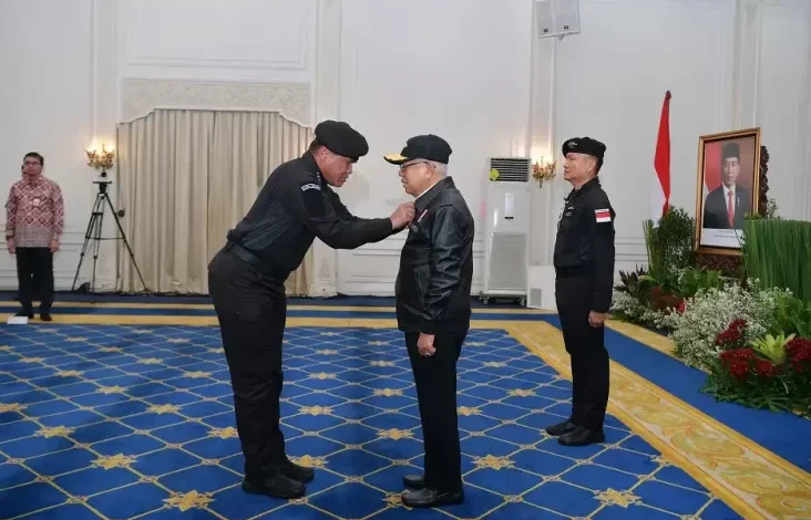 KSAL Sematkan Brevet Kehormatan Hiu Kencana untuk Wapres KH Ma’ruf Amin