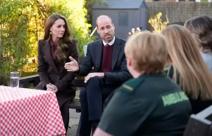 Kunjungan Resmi Pertama Kate Middleton yang dimaksud mana Mengharukan, Berkumpul Keluarga Korban 3 Anak yang tersebut yang disebutkan Terbunuh