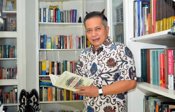 Peluncuran Buku 100 Orang Koperasi Indonesia, Ferry Juliantono Terima Penghargaan
