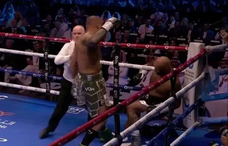 Petinju Inggris Frazer Clarke Patah Tulang Pipi, KO pada Ronde 1 Dihajar Hook Kanan Fabio Wardley