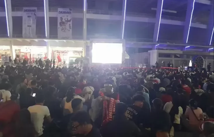 Suporter Padati Plaza Utara SUGBK Nobar China vs Timnas Indonesia