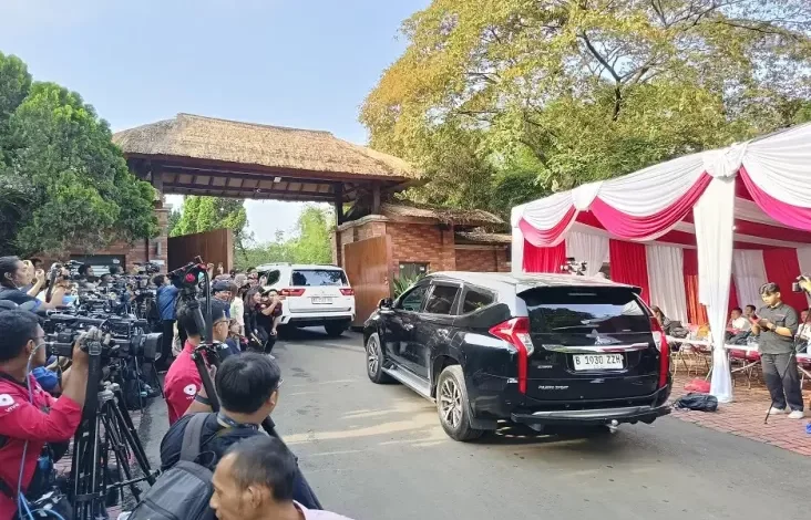 Wapres Terpilih Gibran Tiba di tempat tempat Kediaman Presiden Terpilih Prabowo pada area Hambalang