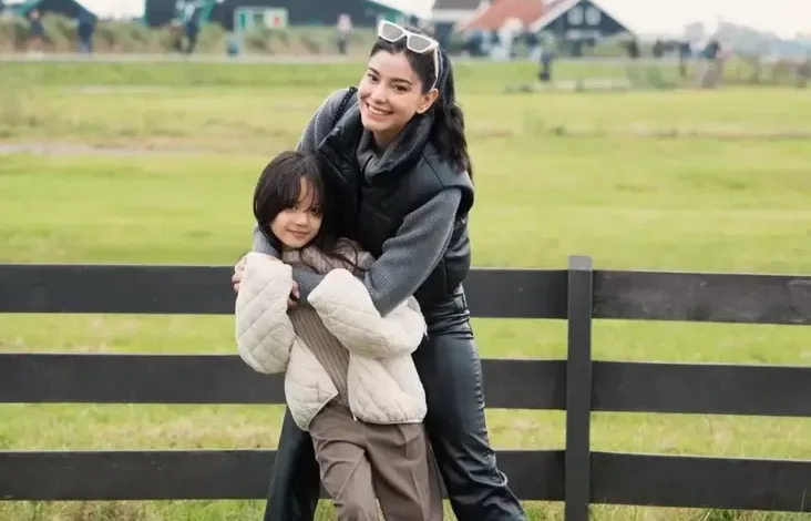 5 Potret Kedekatan Medina Dina dan juga Gempi, Kompak Liburan Bareng bak Ibu Anak