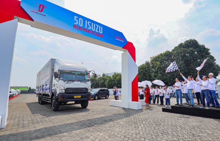 50 Isuzu Menemani di tempat tempat Jalan, Konvoi 50 Kendaraan lalu Tanam 50 Pohon