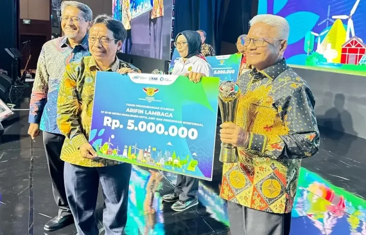 Arifin Lambaga Raih Penghargaan Tokoh Pembangunan Standar dari BSN