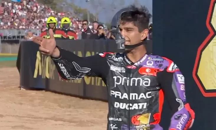 Cosplay Robot Terminator, Jorge Martin Rayakan Gelar Juara MotoGP 2024 di area area Sirkuit Catalunya