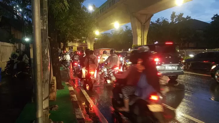 Hati-hati Bikers! Berteduh di dalam area Kolong Jembatan ketika Hujan Bisa Masuk Penjara