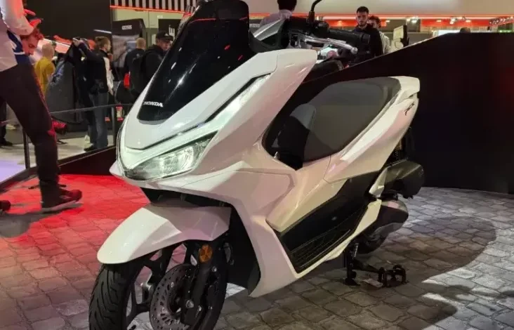 Honda PCX 2025: Skutik Gambot dengan Layar 5 Inci dan juga Konsumsi BBM 47,6 km/liter!