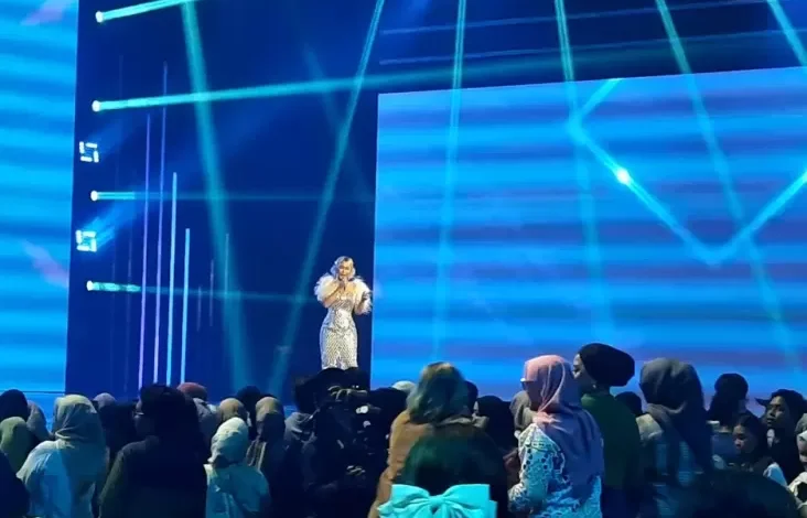 Inul Daratista Goyang Waktu senja Puncak HUT MNC Group ke-35