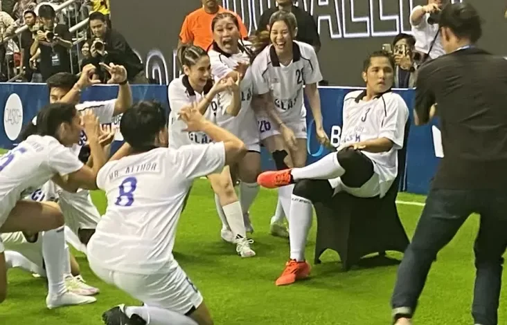 Jirayut Tiru Selebrasi Marselino Ferdinan usai Cetak Gol pada Mini Soccer Clash