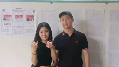 Kompak Berbaju Hitam, Valencia Tanoesoedibjo juga Kevin Sanjaya Mencoblos di dalam area TPS 07 Gondangdia