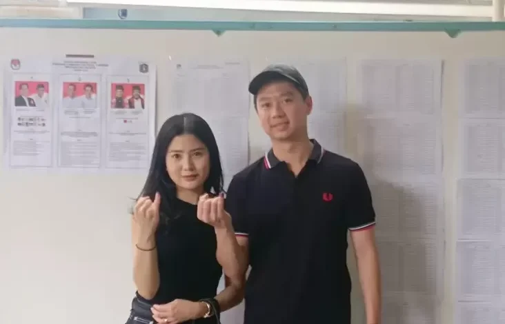 Kompak Berbaju Hitam, Valencia Tanoesoedibjo juga Kevin Sanjaya Mencoblos di dalam area TPS 07 Gondangdia