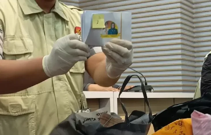 KPK Sita Amplop Bergambar Gubernur Bengkulu Rohidin Mersyah Berisi Uang Rp50 Ribu