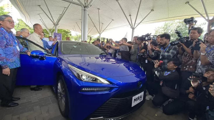 Mobil Hidrogen Pertama di tempat area Indonesia, Toyota Mirai Bikin Heboh GJAW