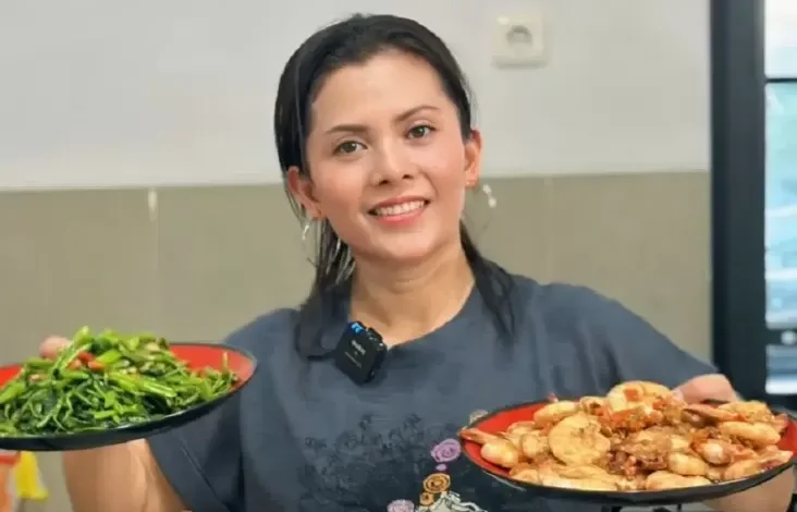 Profil Shanty di tempat pada China, YouTuber selama Padang yang digunakan dimaksud Kenalkan Makanan Indonesia pada area Luar Negeri