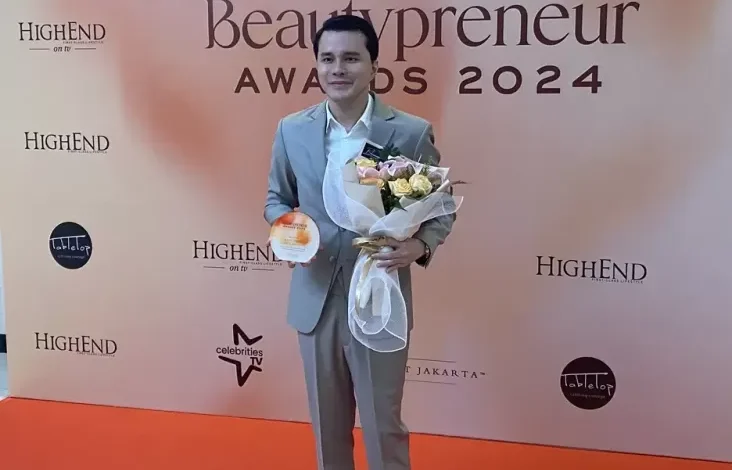 Raih Beautypreneur Awards 2024, Dokter Oky Pratama Ingatkan Kepentingan Jaga Penampilan