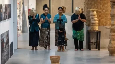 Seniman Asal Padang Persembahkan Alam Takambang Jadi Guru