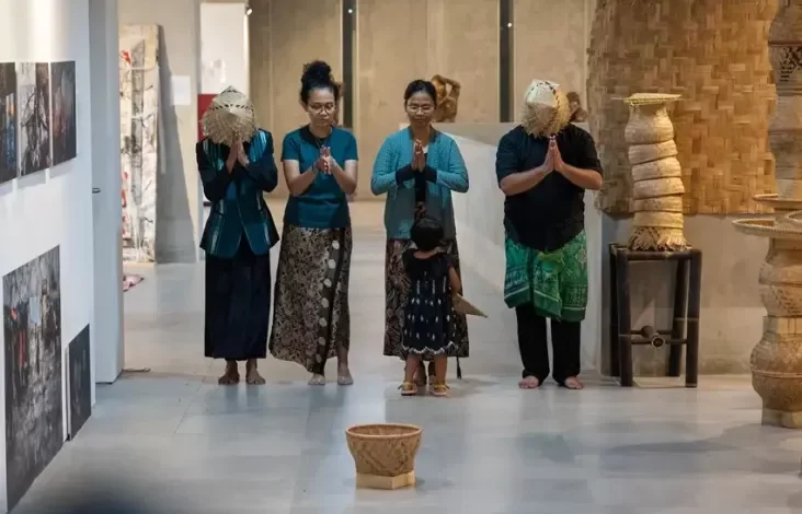 Seniman Asal Padang Persembahkan Alam Takambang Jadi Guru