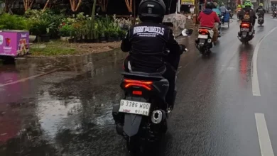 Viral! Pemotor Berhenti Sembarangan Saat Hujan, Picu Kemacetan & Kecelakaan!
