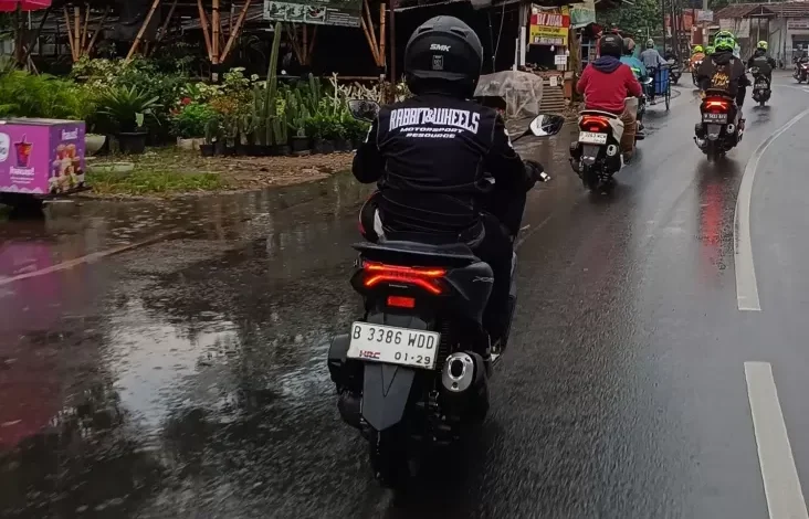 Viral! Pemotor Berhenti Sembarangan Saat Hujan, Picu Kemacetan & Kecelakaan!
