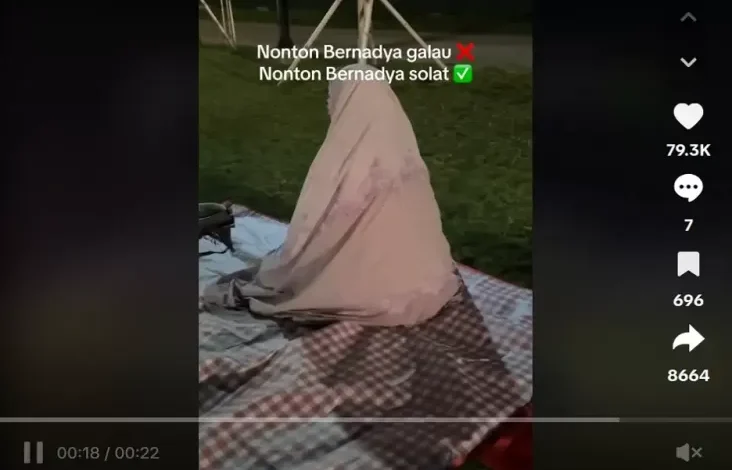 Viral! Wanita Ini adalah adalah Salat pada tempat Tengah Konser Bernadya, Netizen: Balance Global Akhirat Kak