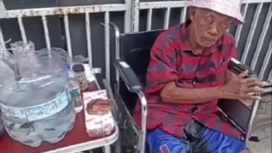 Bikin Sedih, Pak Tarno Jualan Ikan Cupang Sambil Duduk di tempat tempat Kursi Roda usai Stroke