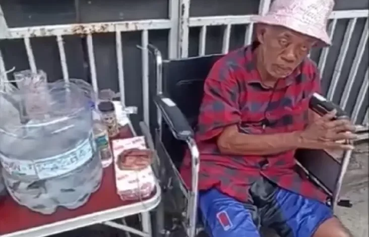 Bikin Sedih, Pak Tarno Jualan Ikan Cupang Sambil Duduk di tempat tempat Kursi Roda usai Stroke