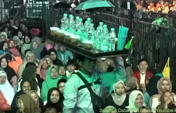Ekspresi Bapak Penjual Es yang mana Dipermalukan Gus Miftah pada Depan Banyak Orang Jadi Sorotan
