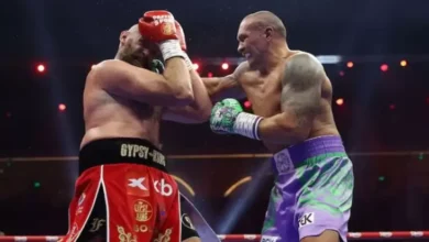 Haruskah Oleksandr Usyk Atau Tyson Fury Gantung Sarung Tinju Sekarang?