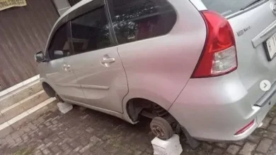 Heboh! Mobil Avanza Parkir Sembarangan Bannya Berubah Jadi Bata Ringan