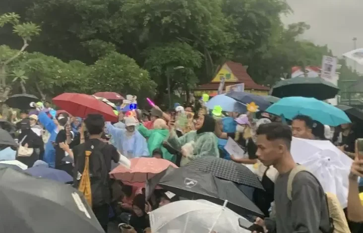 Kpopers Ikut Demo Tolak PPN 12% pada Depan Istana Meski Diguyur Hujan, Bawa Lightstick juga Nyanyi Lagu SNSD