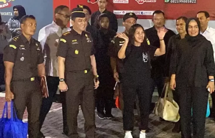 Mary Jane Pulang ke Filipina Bawa Gitar, Buku juga juga Rosario dari Indonesia