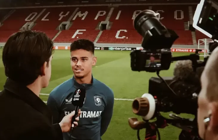 Mees Hilgers Bersinar di dalam pada Belanda, Masuk Nominasi Bek Tengah Terbaik Eredivisie 2024/2025