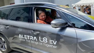 Menko Perekonomian Airlangga Jajal Mobil Listrik Aletra di dalam pada GJAW 2024
