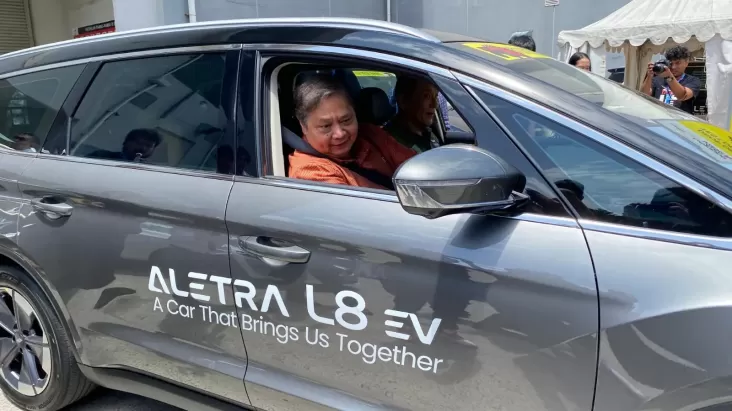 Menko Perekonomian Airlangga Jajal Mobil Listrik Aletra di dalam pada GJAW 2024