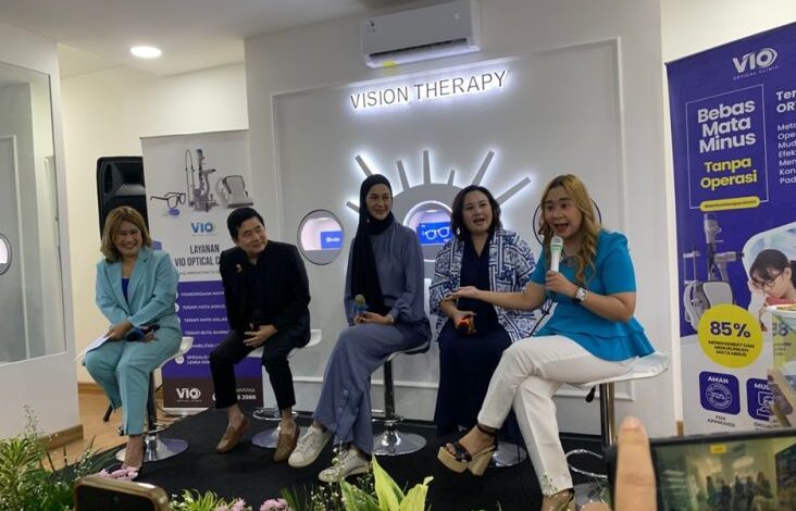 Paula Verhoeven Ungkap Signifikans Pemeriksaan Mata di tempat area Grand Opening VIO Optical Clinic Sunter