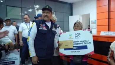 Peringati HKSN 2024, Mensos Gus Ipul Hadiri Penyaluran Bansos PKH Sembako di dalam area Sleman